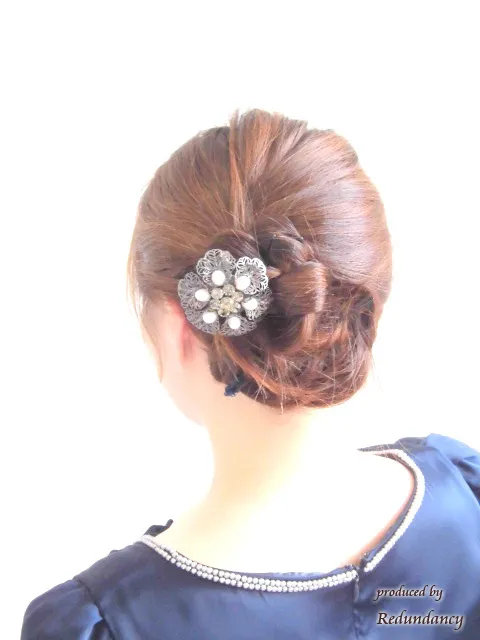 ブラックとホワイトパールの花ブローチ