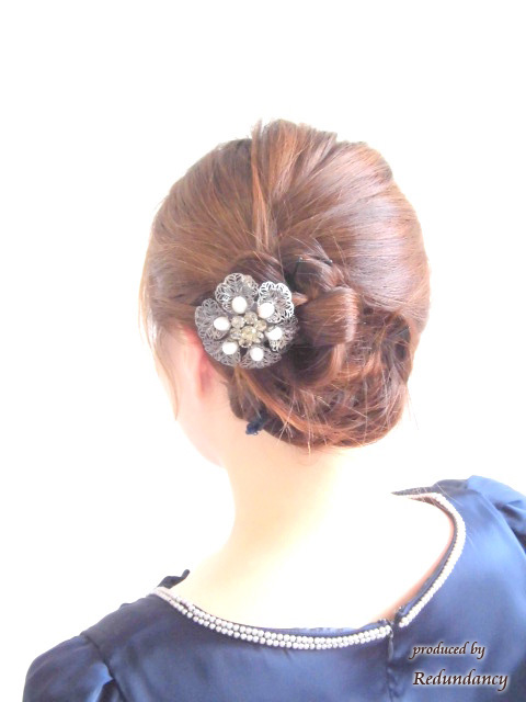 ブラックとホワイトパールの花ブローチ