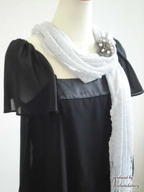 ブラックとホワイトパールの花ブローチ