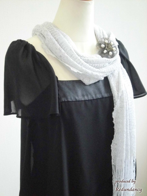 ブラックとホワイトパールの花ブローチ