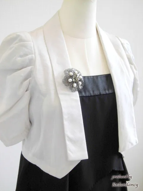 ブラックとホワイトパールの花ブローチ