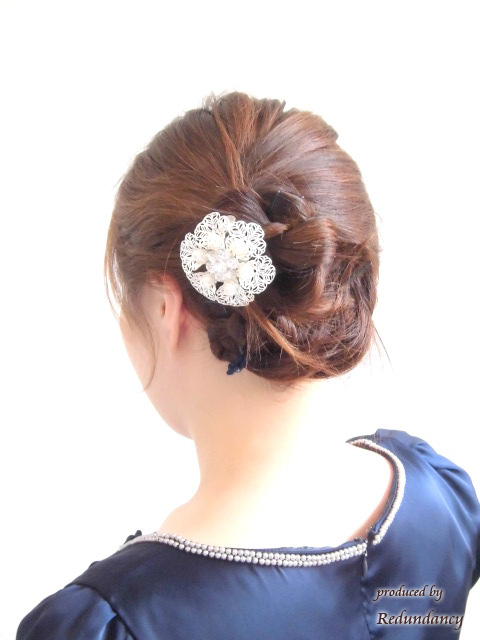 シルバーとホワイトパールの花ブローチ