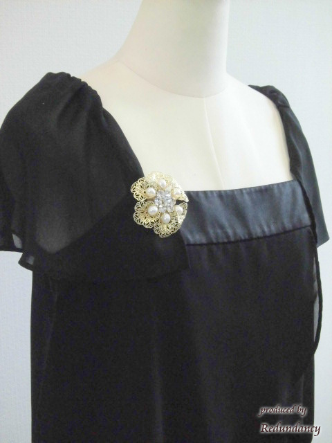 ゴールドとホワイトパールの花ブローチ