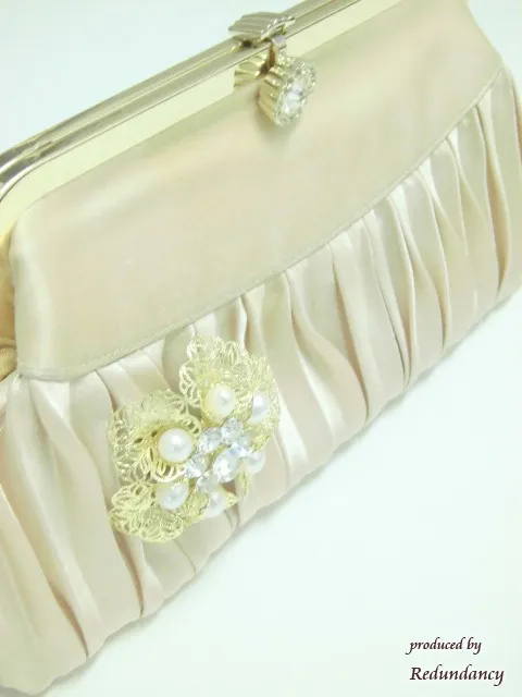 ゴールドとホワイトパールの花ブローチ