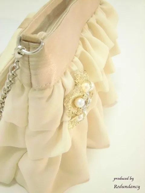 ゴールドとホワイトパールの花ブローチ