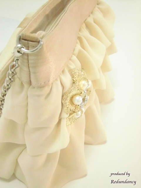 ゴールドとホワイトパールの花ブローチ