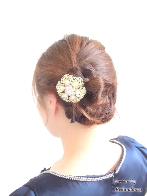 ゴールドとホワイトパールの花ブローチ