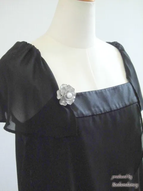 シルバーグレーの薔薇ブローチ