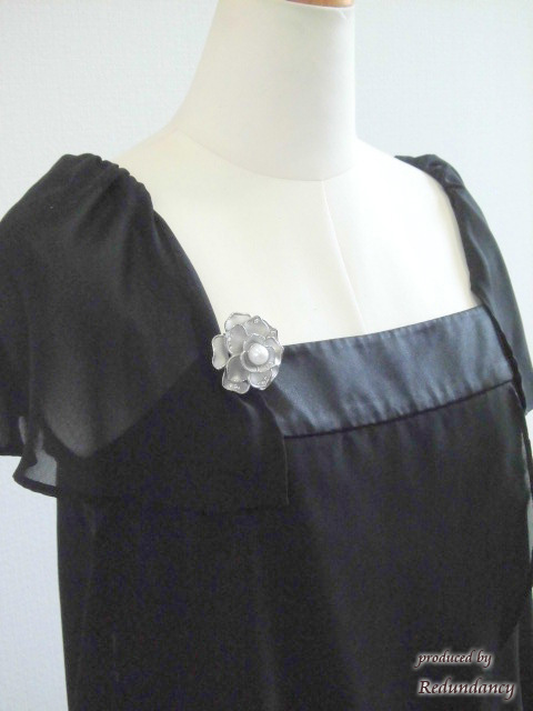 シルバーグレーの薔薇ブローチ