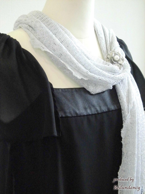 シルバーグレーの薔薇ブローチ