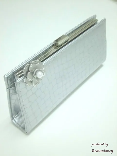 シルバーグレーの薔薇ブローチ