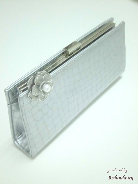 シルバーグレーの薔薇ブローチ