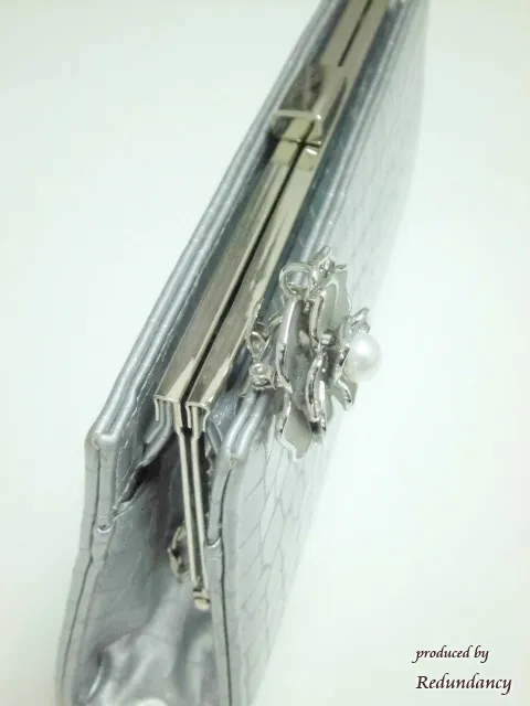 シルバーグレーの薔薇ブローチ