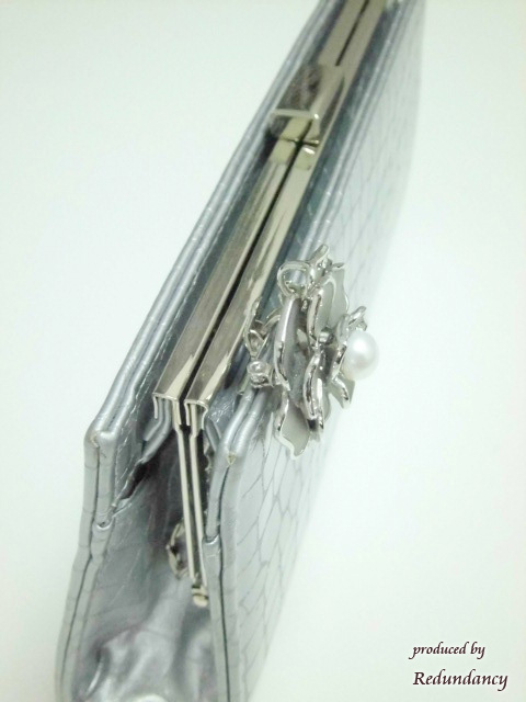 シルバーグレーの薔薇ブローチ