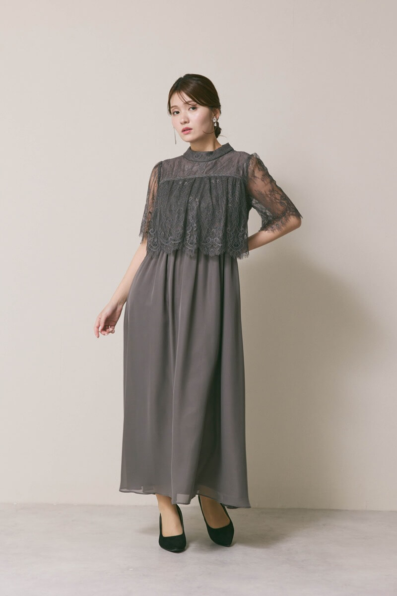 チャコールグレーの授乳口付ハイネックレースドレス