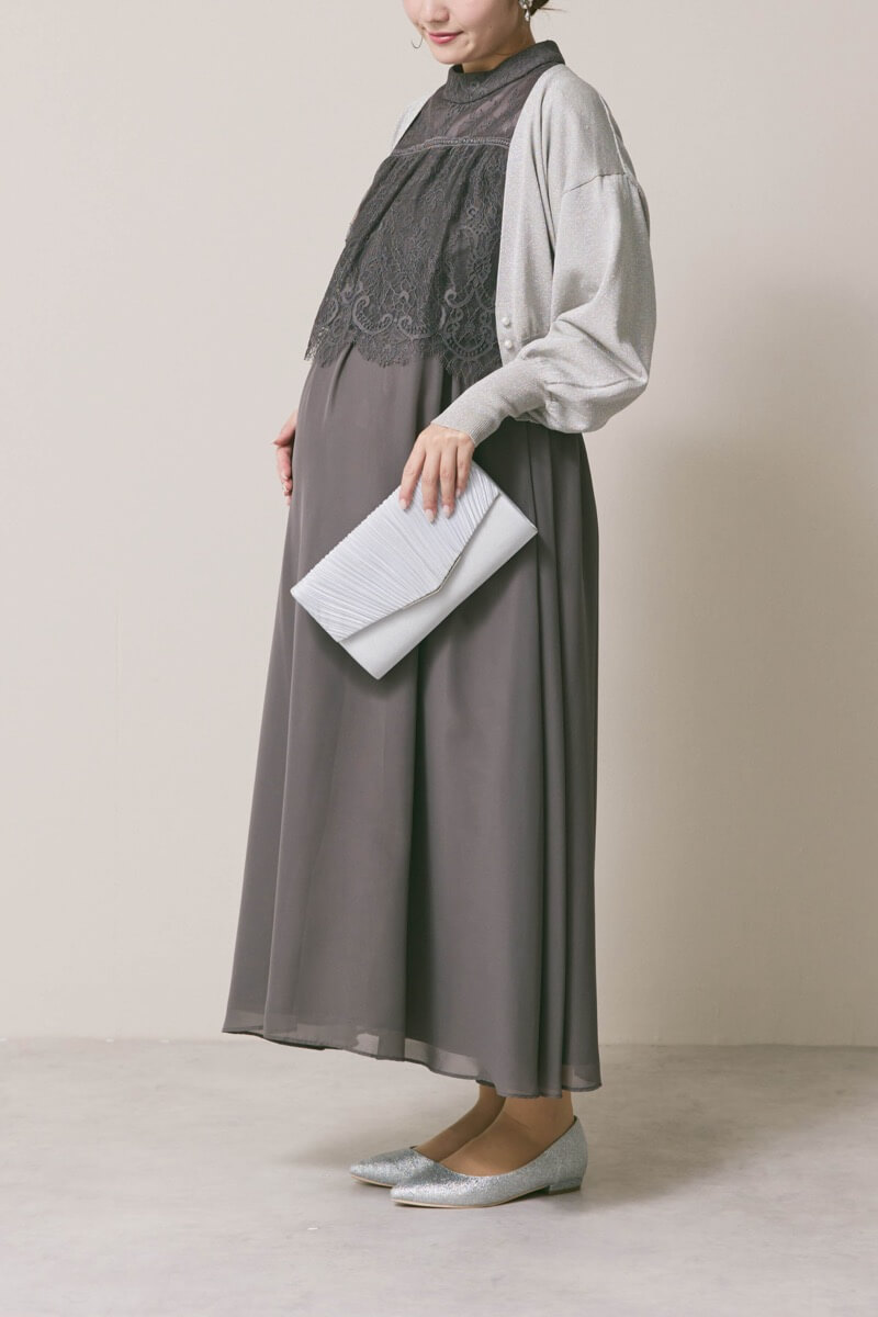 チャコールグレーの授乳口付ハイネックレースドレス