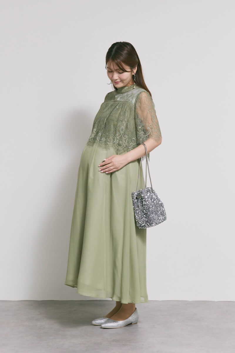 モーヴグリーンの授乳口付ハイネックレースドレス