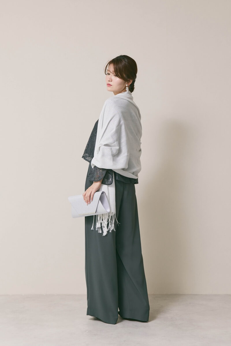 ダークグリーンのワイドパンツセットアップ