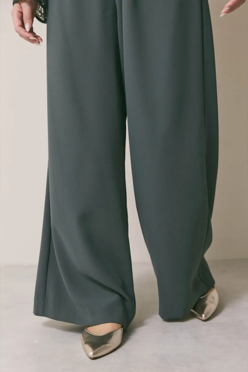 ダークグリーンのワイドパンツセットアップ