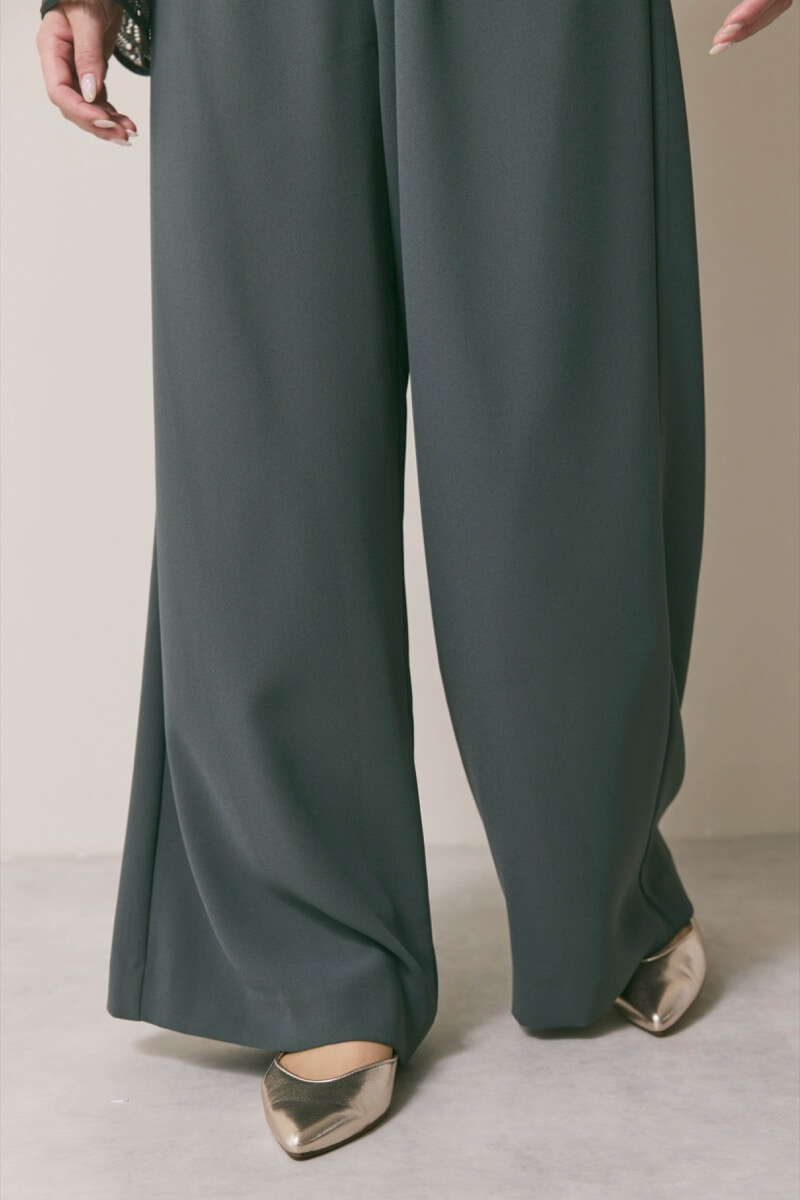 ダークグリーンのワイドパンツセットアップ