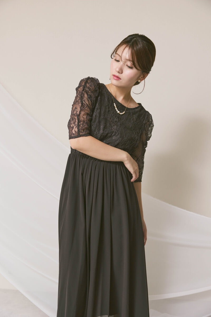 チャコールグレーのパワーショルダーレースドレス