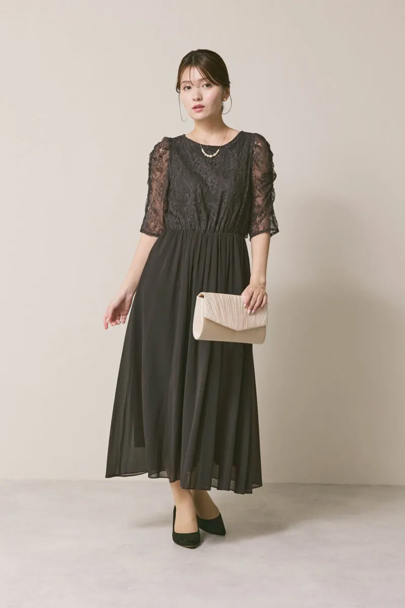 チャコールグレーのパワーショルダーレースドレス
