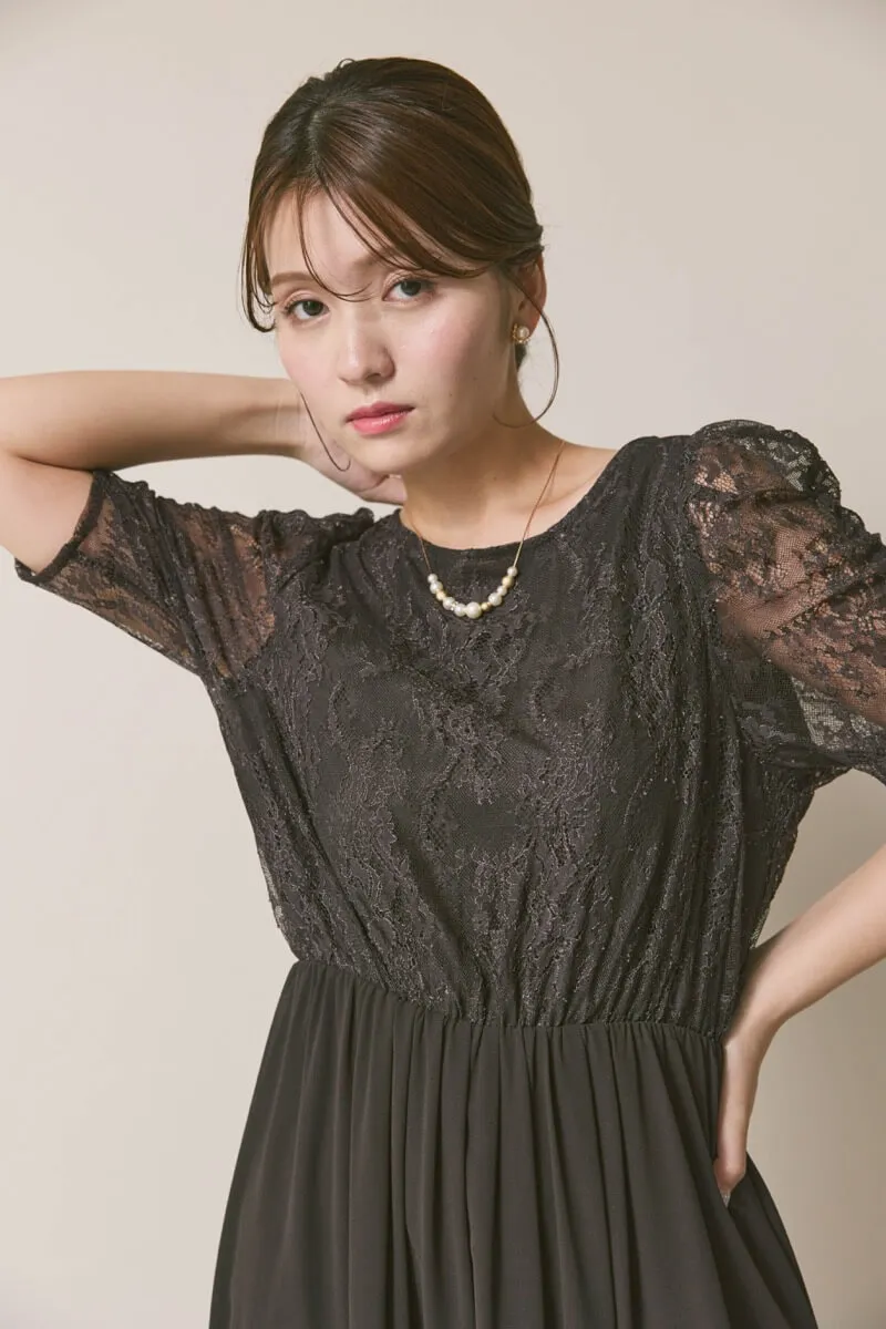 チャコールグレーのパワーショルダーレースドレス