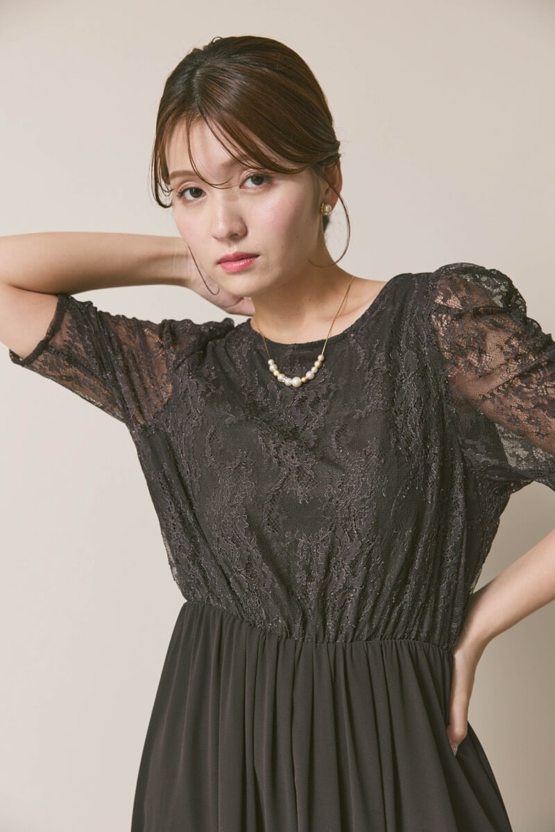 チャコールグレーのパワーショルダーレースドレス