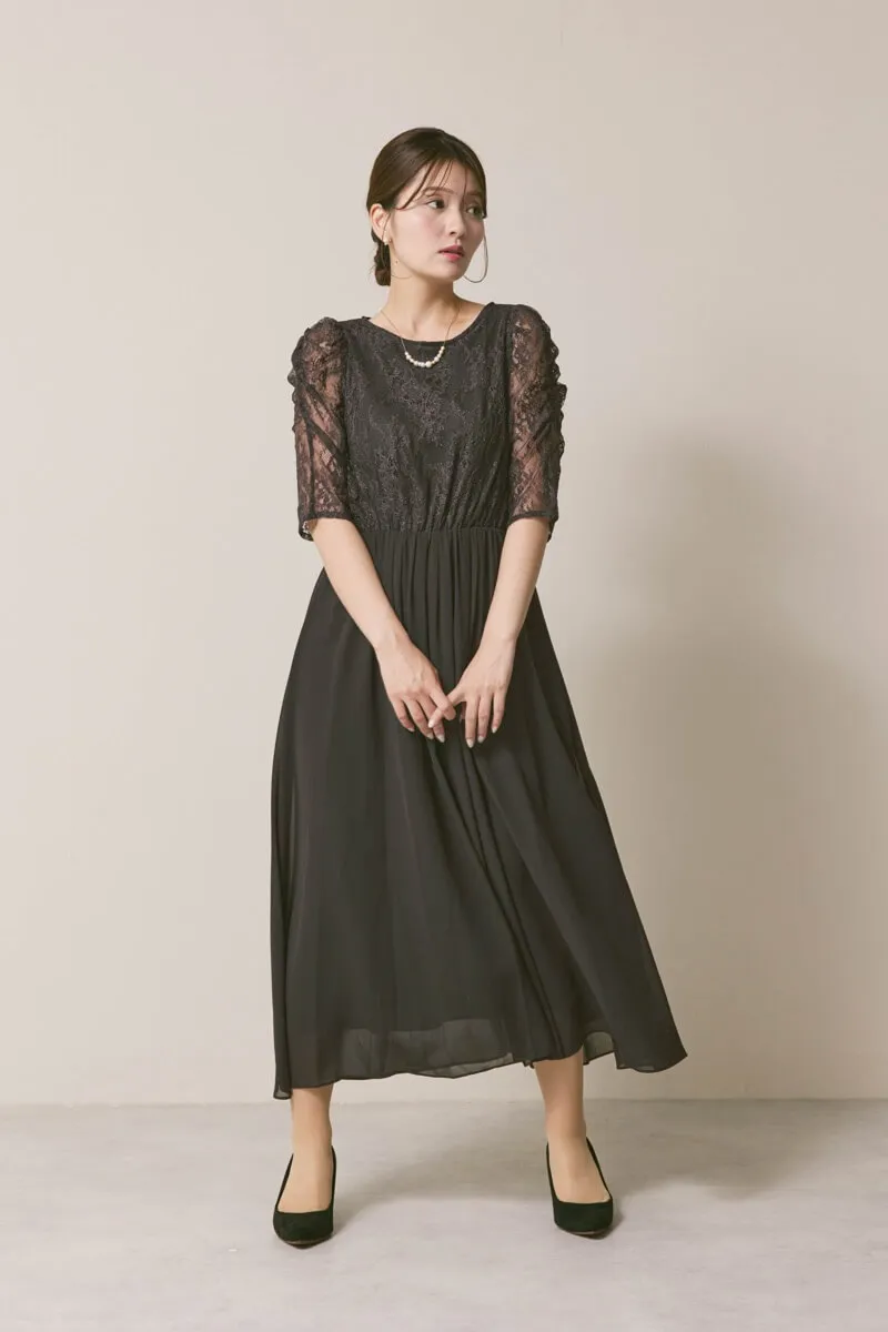 チャコールグレーのパワーショルダーレースドレス