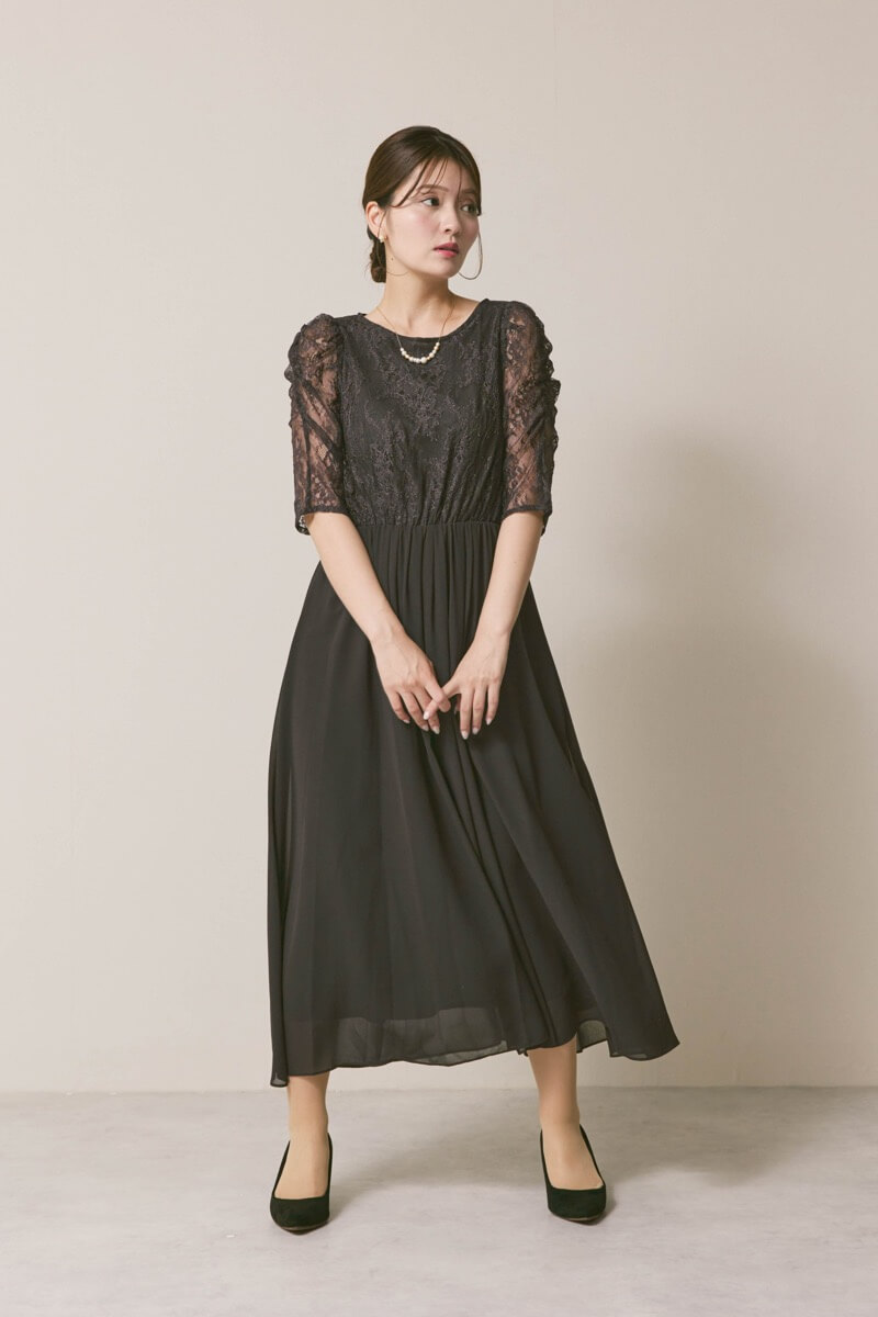 チャコールグレーのパワーショルダーレースドレス