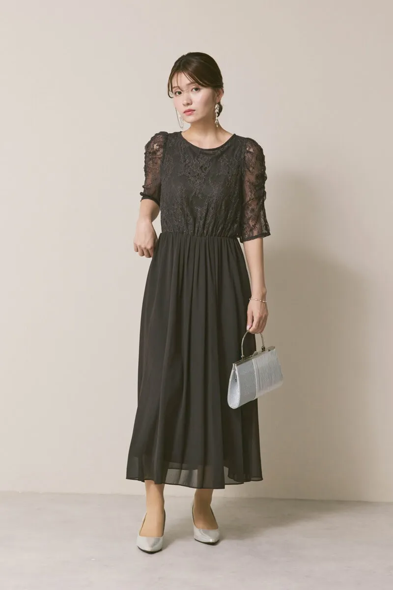 チャコールグレーのパワーショルダーレースドレス