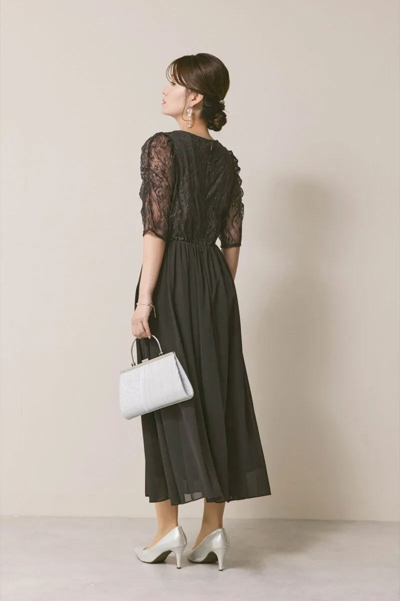 チャコールグレーのパワーショルダーレースドレス
