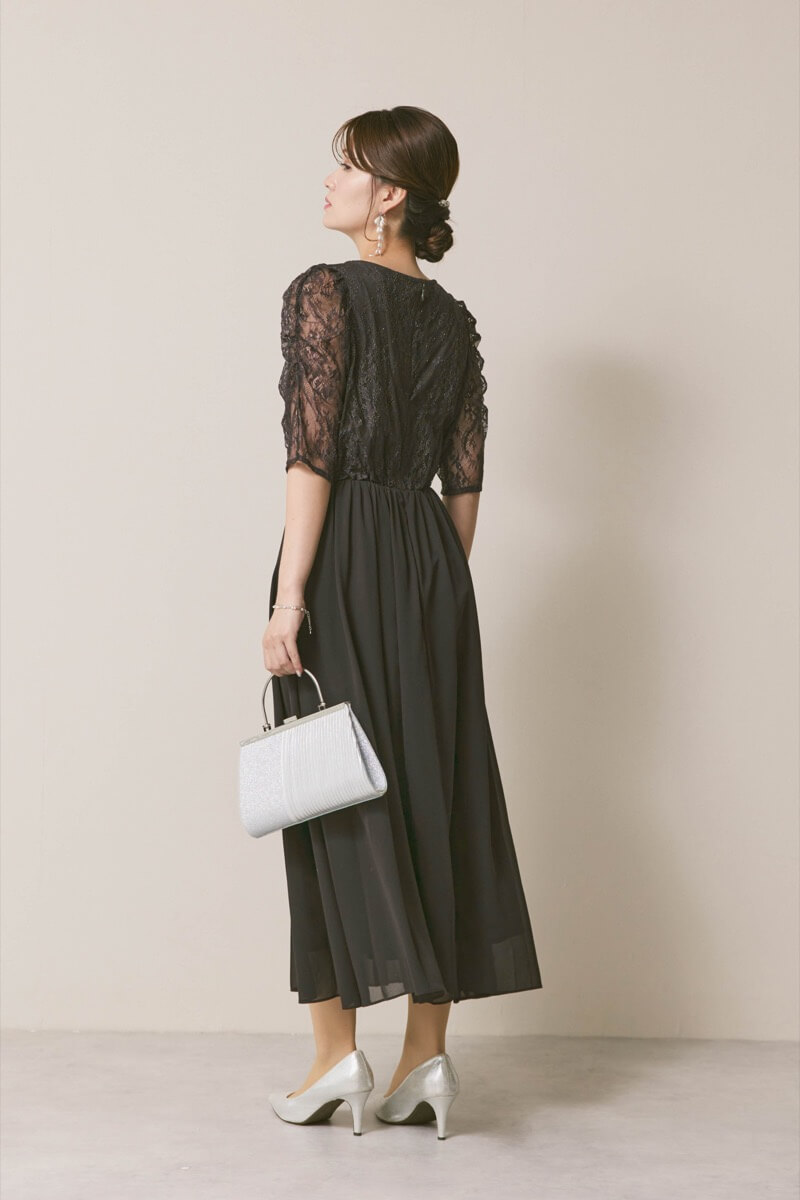 チャコールグレーのパワーショルダーレースドレス