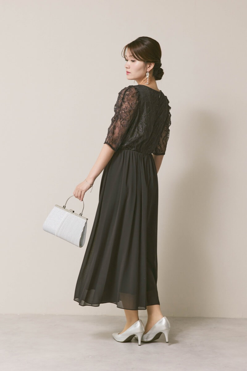 チャコールグレーのパワーショルダーレースドレス