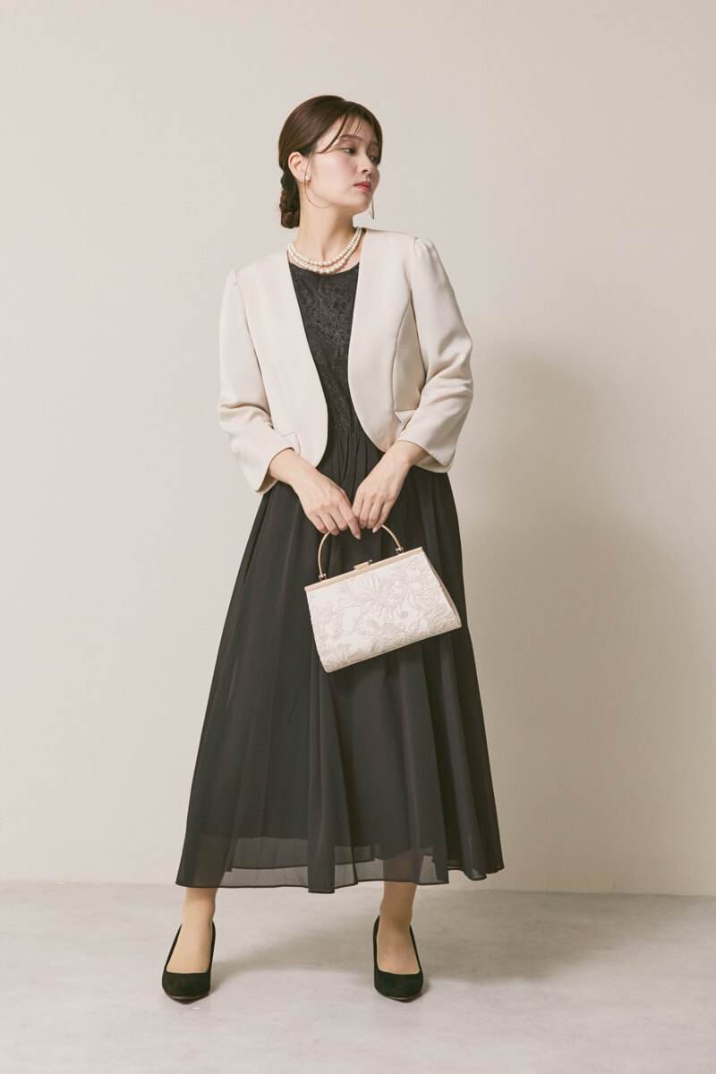 チャコールグレーのパワーショルダーレースドレス