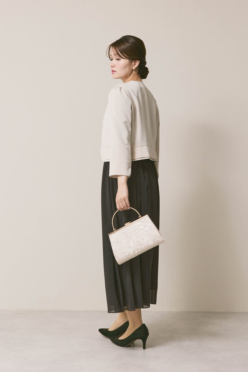 チャコールグレーのパワーショルダーレースドレス