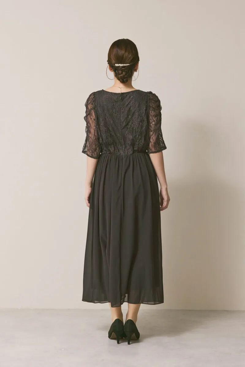 チャコールグレーのパワーショルダーレースドレス