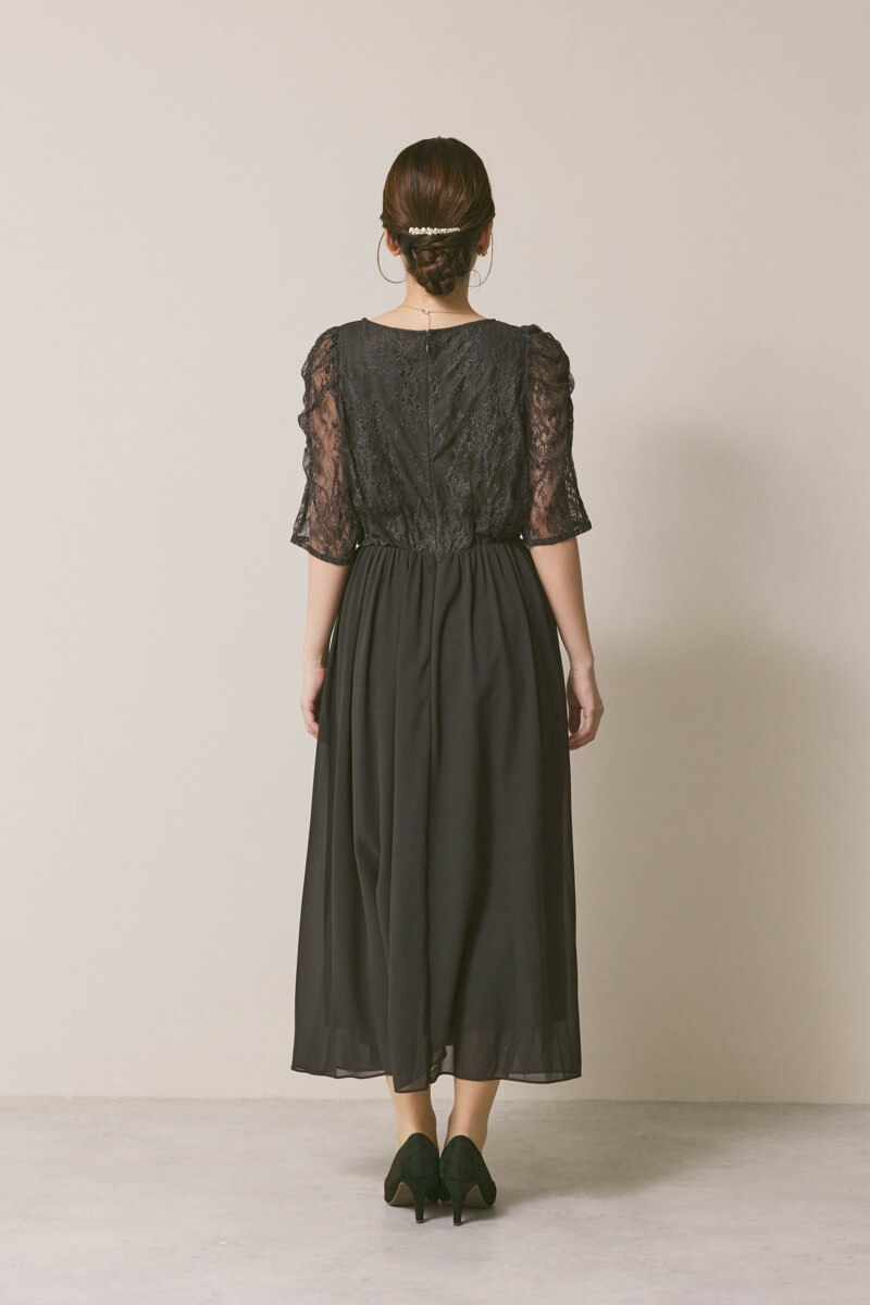 チャコールグレーのパワーショルダーレースドレス