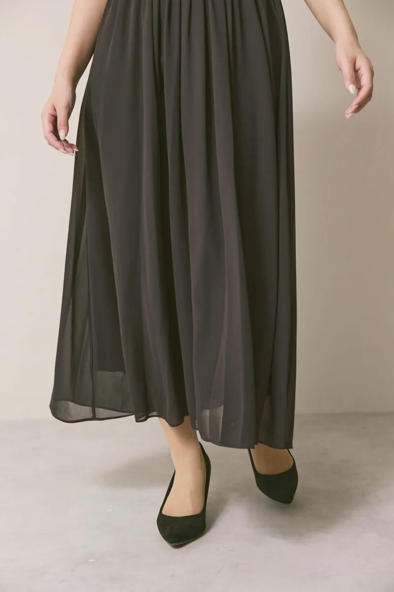 チャコールグレーのパワーショルダーレースドレス