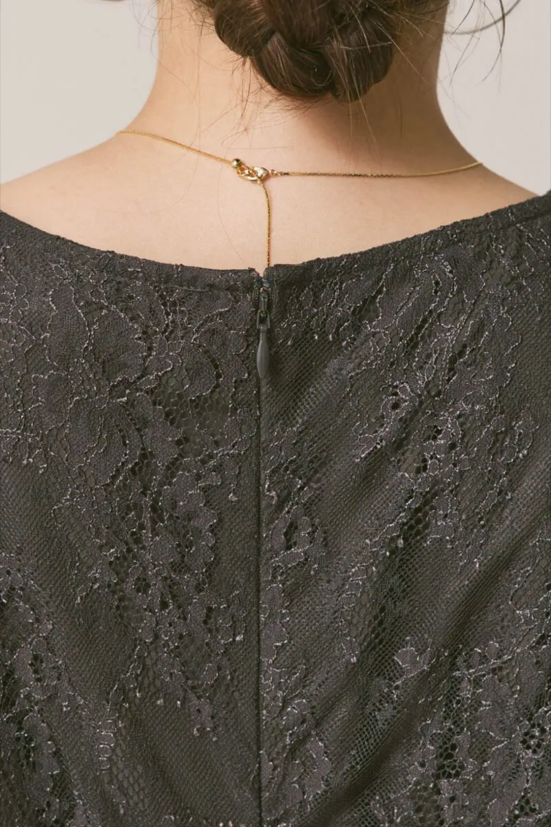 チャコールグレーのパワーショルダーレースドレス