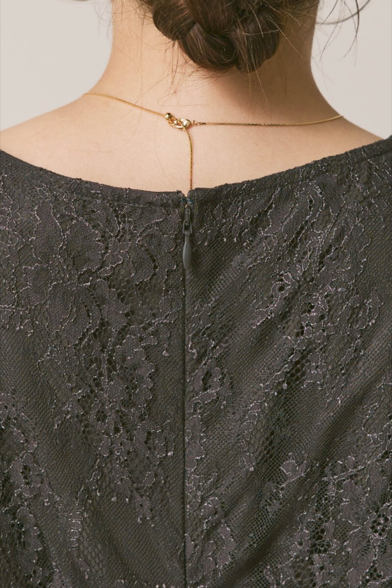 チャコールグレーのパワーショルダーレースドレス