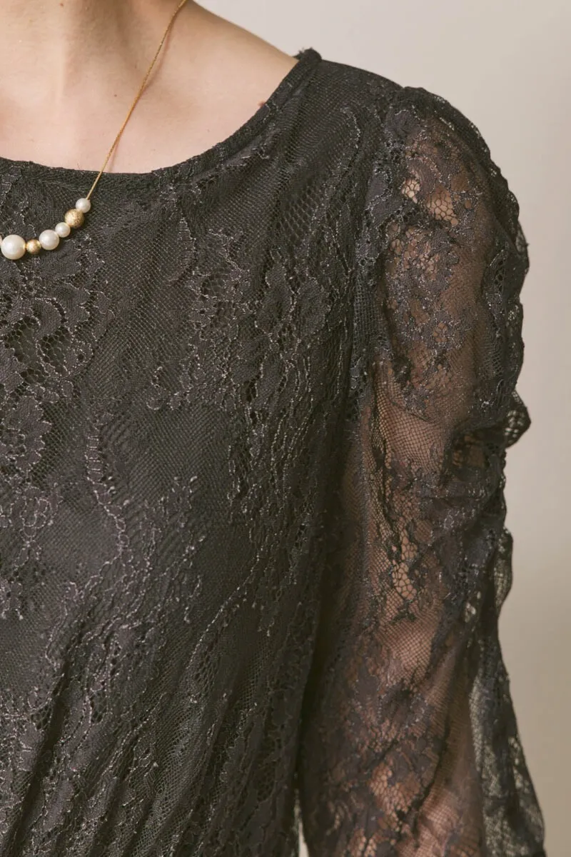 チャコールグレーのパワーショルダーレースドレス