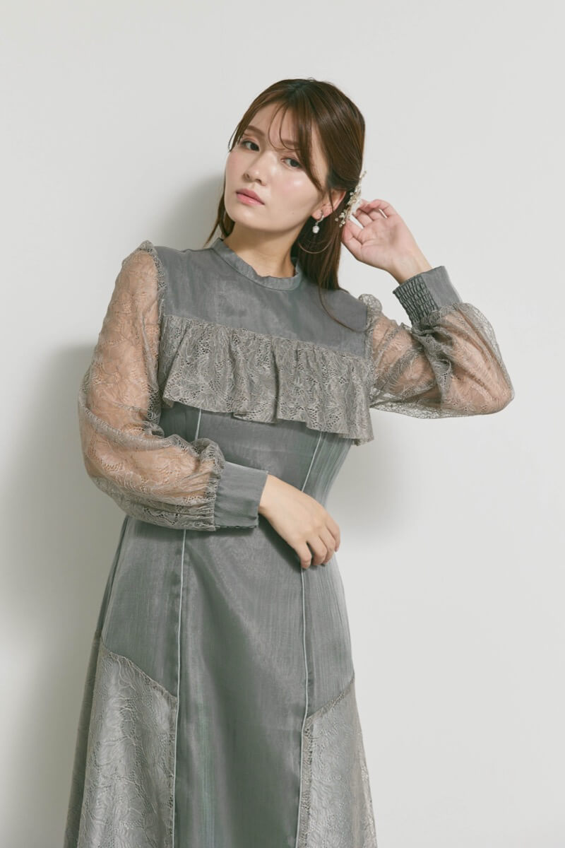 チャコールのシアーレースコンビネーションドレス