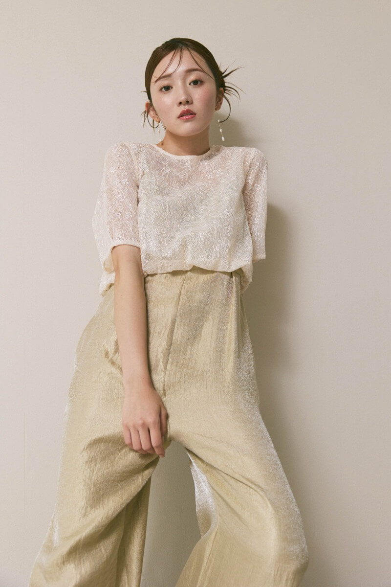 ベージュのバルーンデザインパンツドレス