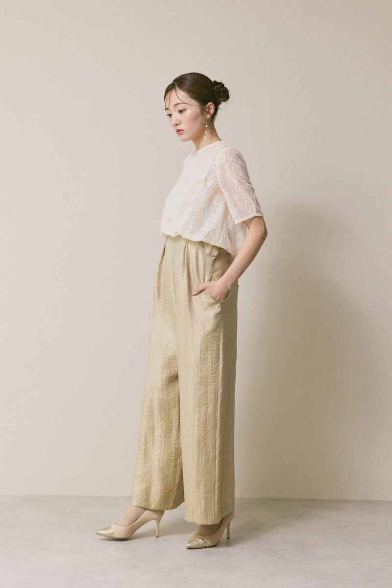 ベージュのバルーンデザインパンツドレス