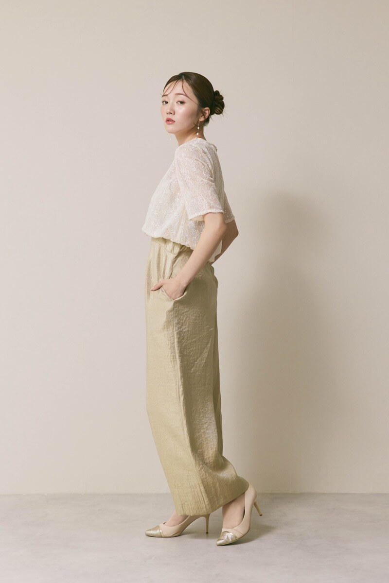 ベージュのバルーンデザインパンツドレス