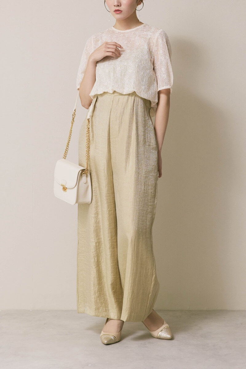 ベージュのバルーンデザインパンツドレス