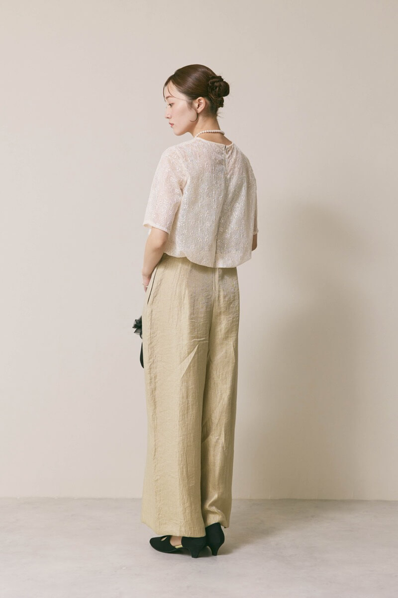 ベージュのバルーンデザインパンツドレス