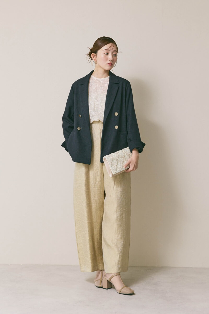 ベージュのバルーンデザインパンツドレス