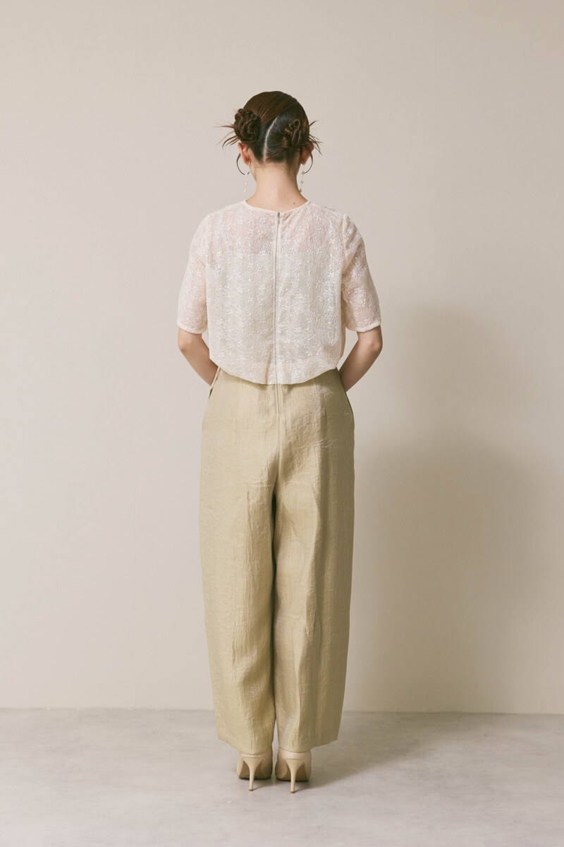 ベージュのバルーンデザインパンツドレス